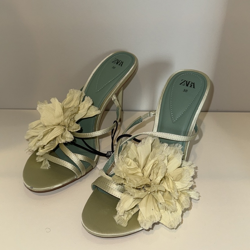 Zara‎ Healed Sandals With Maxi Flowers - Picture 15 of 17